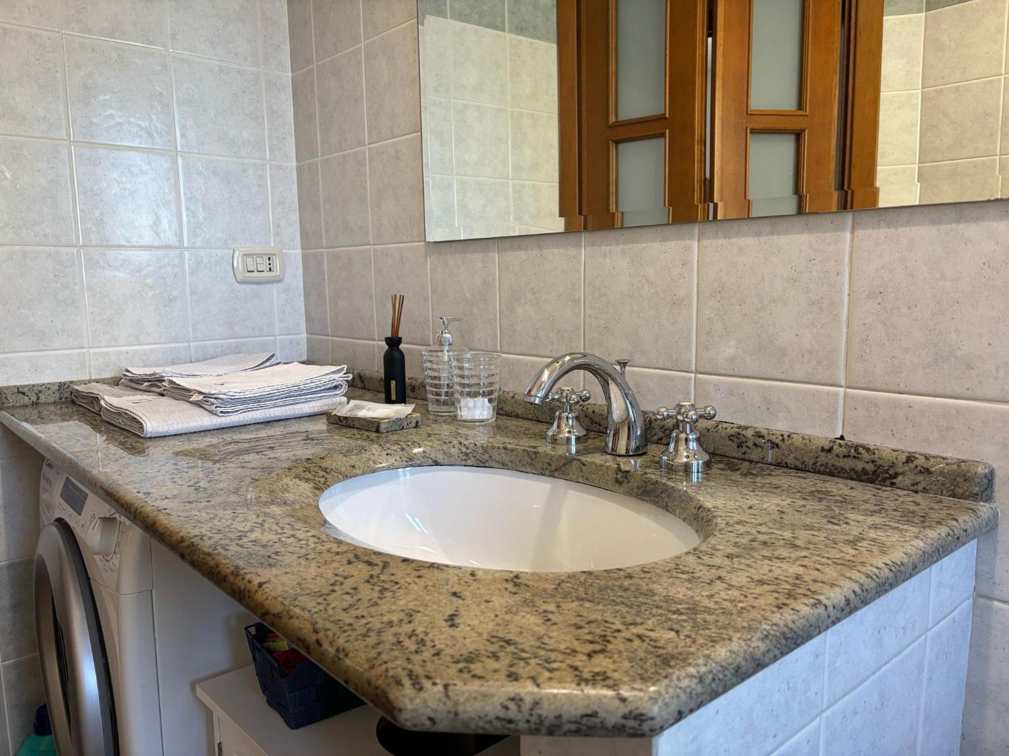 Bright Port View Apartment- Free Parking Cagliari Luaran gambar